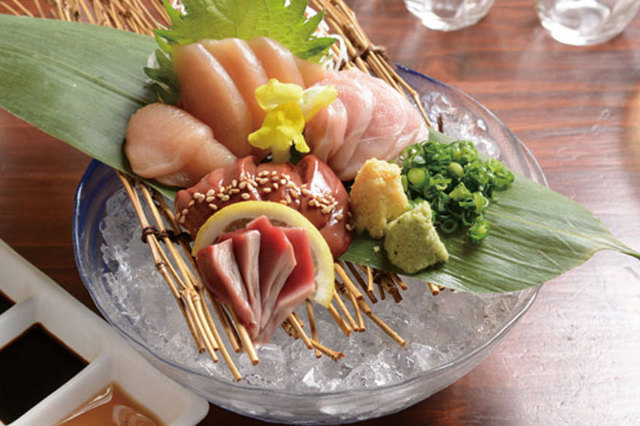 【福島】骨つきモモ 和イスキーのお店 八金 福島本店　朝挽き鶏のお造り 四種盛合わせ ※時期により変動あり　980円