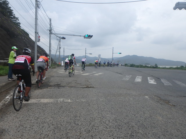 ツール・ド・東北2015/交通ルールをしっかり守り、青信号になるまで停止