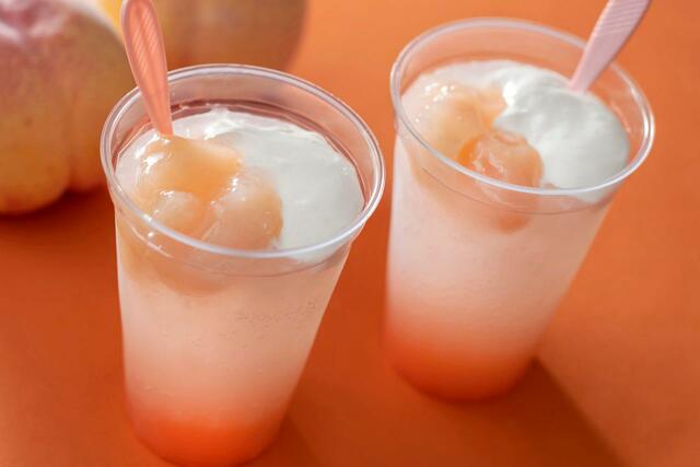 スパークリングカクテル(ジン、ピーチ、チーズホイップ) 780円｜東京ディズニーリゾート40周年“ドリームゴーラウンド”スペシャルメニュー