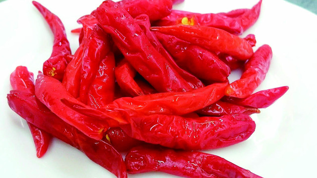 ボウボウラーメン たかやま　辛みの強い唐辛子・ピッキーヌに自家製ラー油を合わせている。