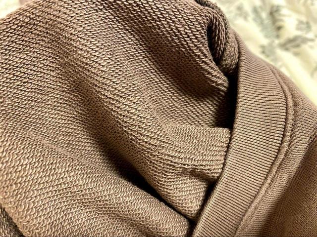 【ユニクロ スウェットシャツ とんすけ】薄めなので春先や秋に重宝しそう