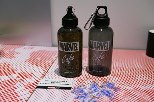『MARVEL』ティーボトル　　単品：699円/ボトル＆チャーム付き＋1,200円