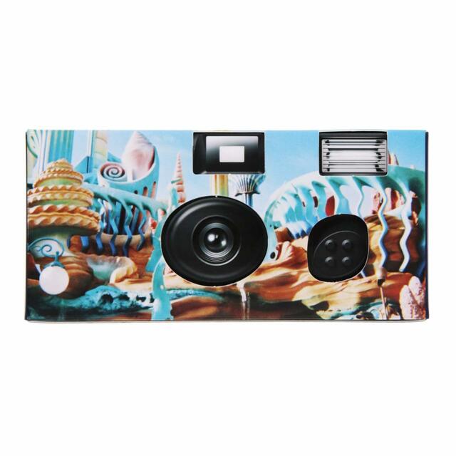 レンズ付きフィルム用ケース 1,100円｜東京ディズニーリゾート・フォトグラフィープロジェクト「イマジニング・ザ・マジック」第2弾グッズ｜東京ディズニーリゾート40周年“ドリームゴーラウンド”｜発売日：2023年12月7日（木）｜販売店舗：東京ディズニーランド「グランドエンポーリアム」、東京ディズニーシー「ヴァレンティーナズ･スウィート」