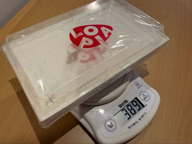 【ロピア 生クリーム好きの為の純白ケーキ】 冷凍されたままのケーキで重量は約389gです◎