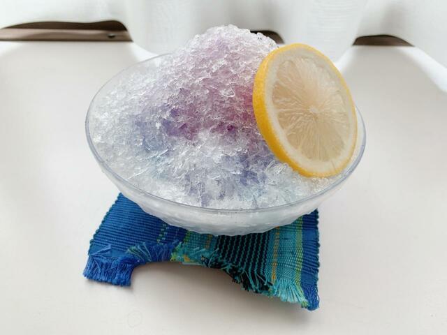 【カルディ バタフライピーシロップ】とレモン汁をかき氷にかけて、さわやかなアナ雪カラーを楽しんで