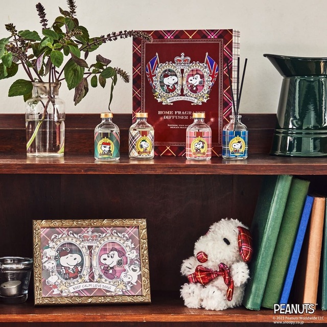 【PEANUTS×Afternoon Tea】ディフューザーセット ¥4,400、フォトフレーム ¥3,850、ぬいぐるみS ¥2,970