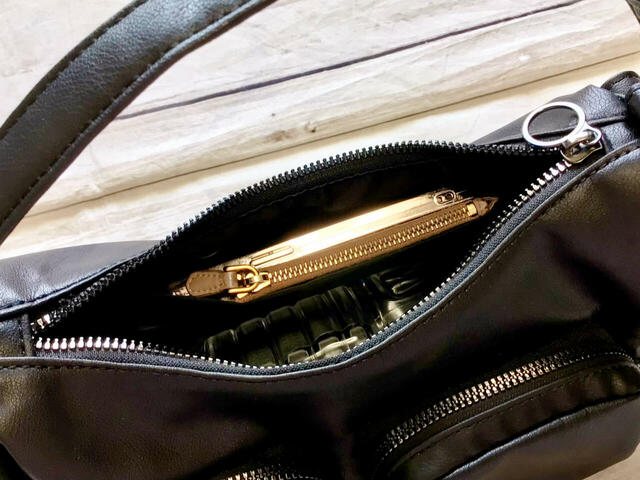 内側のポケットにミニ財布とスマホをイン