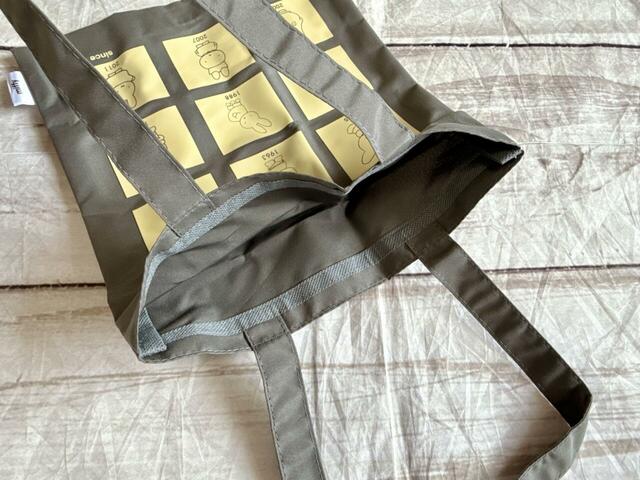 内側はポケットなどがないシンプルな作り