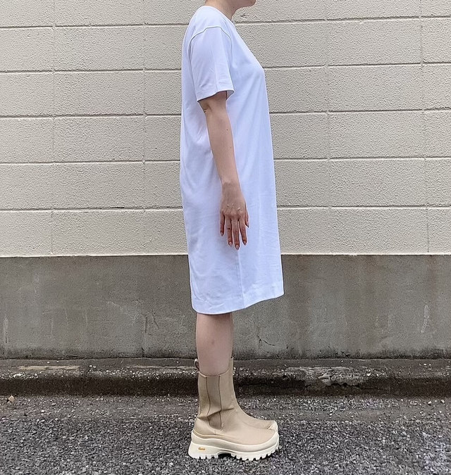 【UNIQLO（ユニクロ）】クルーネックTワンピース（半袖）ホワイト　Sサイズ着用