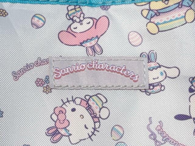 フロント上部には「Sanrio characters」のロゴ織りタグ付き