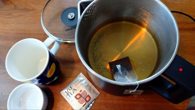 【ニトリ 1台3役の電気ケトルポット】紅茶をいれるとき、半分はストレートティー、残り半分には牛乳を入れてロイヤルミルクティーと、その場で作り分けができるのも◎！