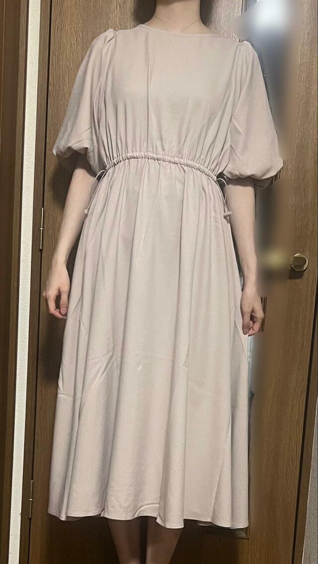 【Honeys ドロスト使いワンピース】身長170cm・Lサイズ着用。裾はすねの真ん中より下あたりです