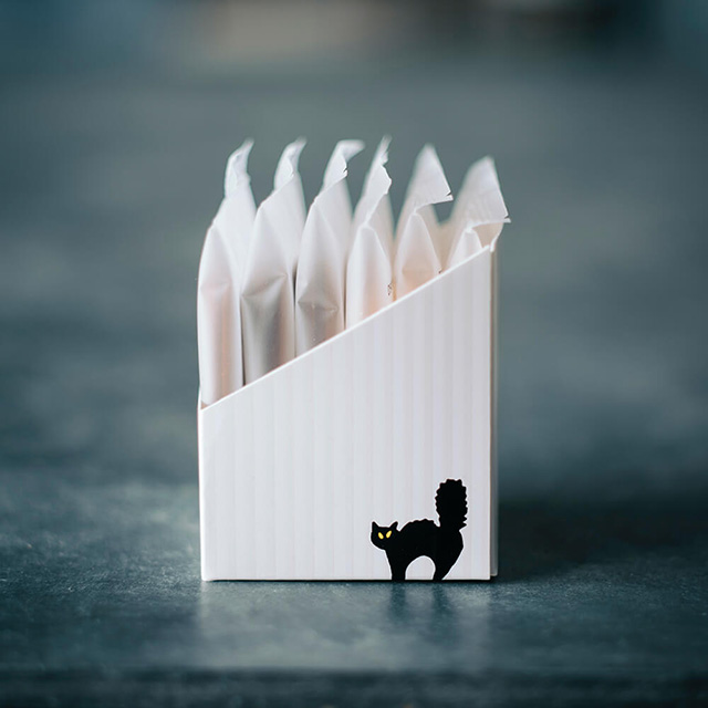 「ラングドシャ」＜価格：20枚入り ¥2,700（税込）/6枚入り ¥756（税込）＞【【DEAN＆DELUCA】今年のハロウィンのお菓子は「黒猫」が主役♪ハロウィン限定カラーのホーローマグは数量限定！】