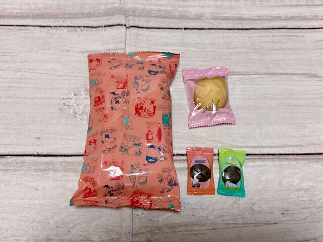 【カルディ/ムーミン ブックティン】スナック菓子20g、焼き菓子1個、準チョコレート3g×2個のセットです