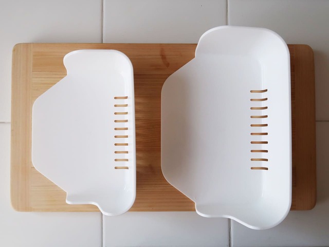 【まな板キャッチャー】サイズは、大（受け幅約18cm）、小（受け幅約14.5cm）の2種類。