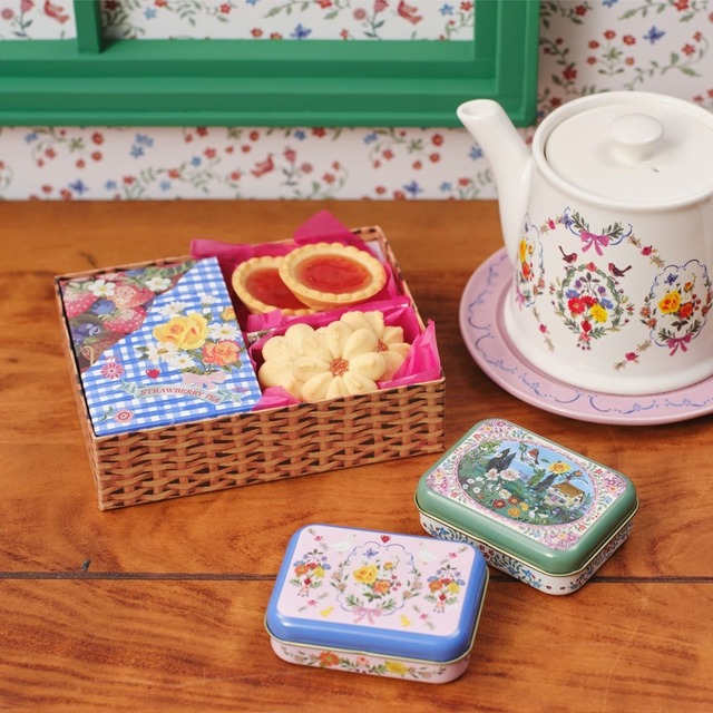 【Afternoon Tea LIVING】TEA TIME SET(バスケット) ￥1,728、ティーポット ￥5,500、TEAミニ缶(ピンク/グリーン) 各￥864※ティーポットに合わせたプレートは参考商品です
