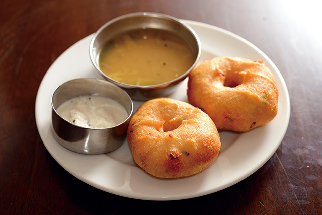 ケララの風II（大森） ワダ 300円 豆をつぶして油で揚げたワダ。ふわっとした食感で、がんもどきのような味わいがある。