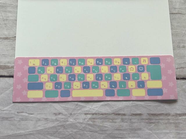 ディスプレイの下部にはキーボードを模したデザインが!