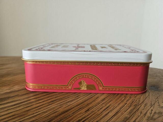 【カフェタナカのビジュー・ド・ビスキュイ プティ リオン】サイドには日本橋三越のモールディングから投影されたライオンがいます