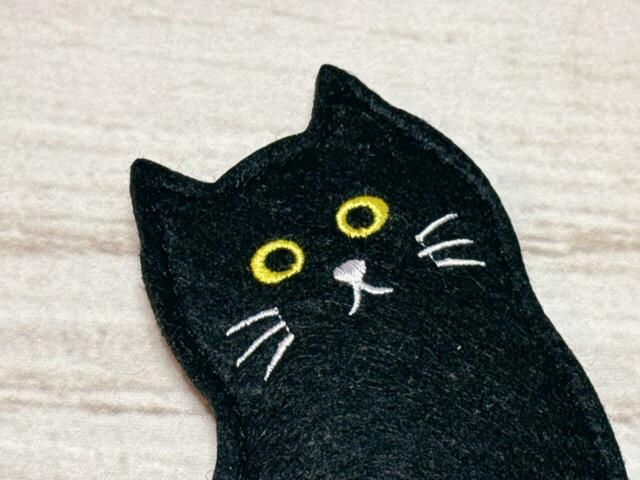 【カルディ　ハロウィン黒ネコペンケース】お顔は刺繍で描かれています。きょとんとした眼差しが可愛い〜！
