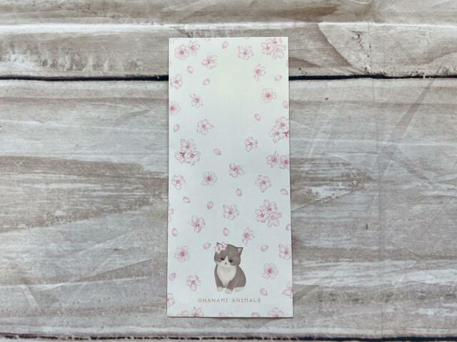 ホワイトにはピンクの桜がより映えます♪