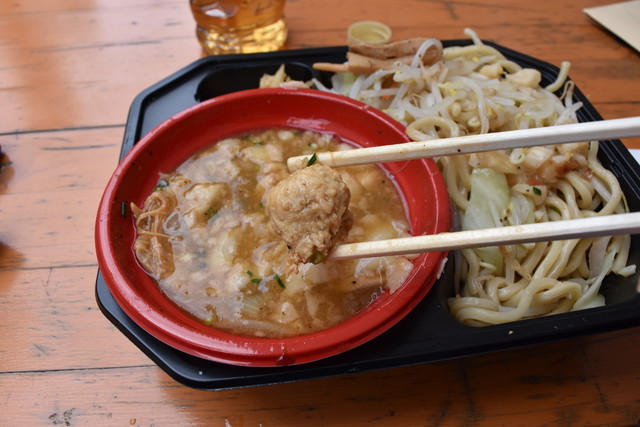 「つけ麺VSラーメン」で“肉麺”実食！／らー麺土俵 鶴嶺峰 ZAN～山～　の、「背脂つけ麺」　スープの中には鶏だんごが