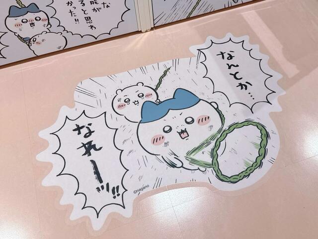 ちいかわの草むしり検定5級受験編からのワンシーン。穴に落っこちてしまった2人がなんとか穴から這い上がるシーンです！床にはハチワレのキメ台詞の一コマが再現♪