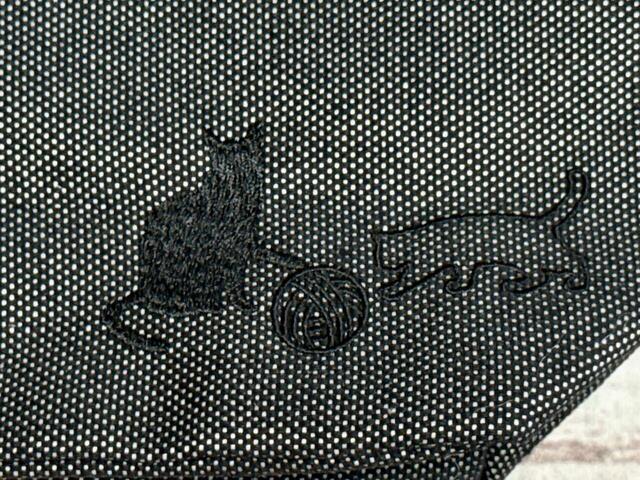 【カルディ ネコの日バッグ プレミアム／オリジナルバッグ】右下には毛糸玉で遊ぶネコたちの刺繍入り！かわいい～