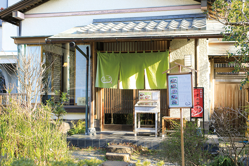 甘味処 こまめ／店は鎌倉税務所前の静かな一角。