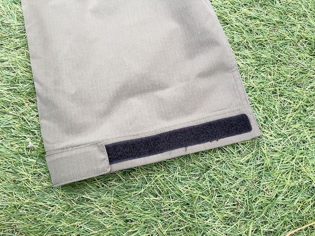 【ワークマン レディースガーデニングサロペット】裾はマジックテープで締め具合を調節可能！