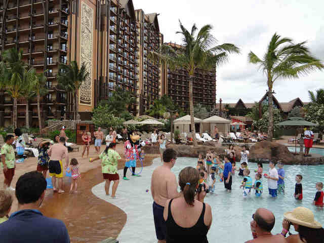 プールゲームスのひとこま、家族が見守る中子どもたちはゲームに興じます。