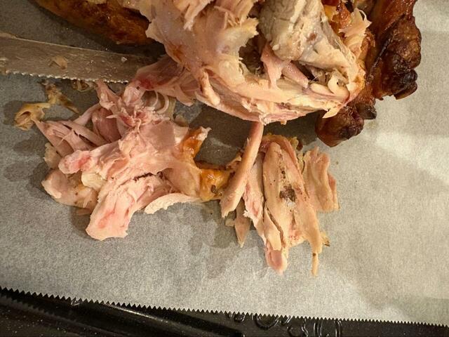 【コストコ ロティサリーチキン】ナイフでどんどん切り分ければ子どもも食べやすくて便利♪食卓でシェアしながら楽しめる◎