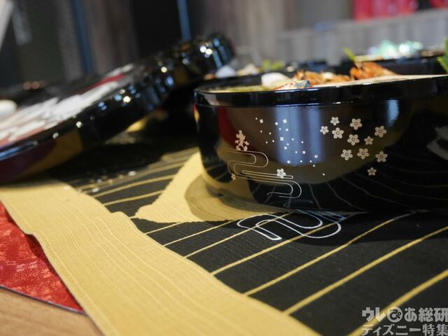 おせち・三段重「ミッキー&ミニー」｜27,900 円(税込)