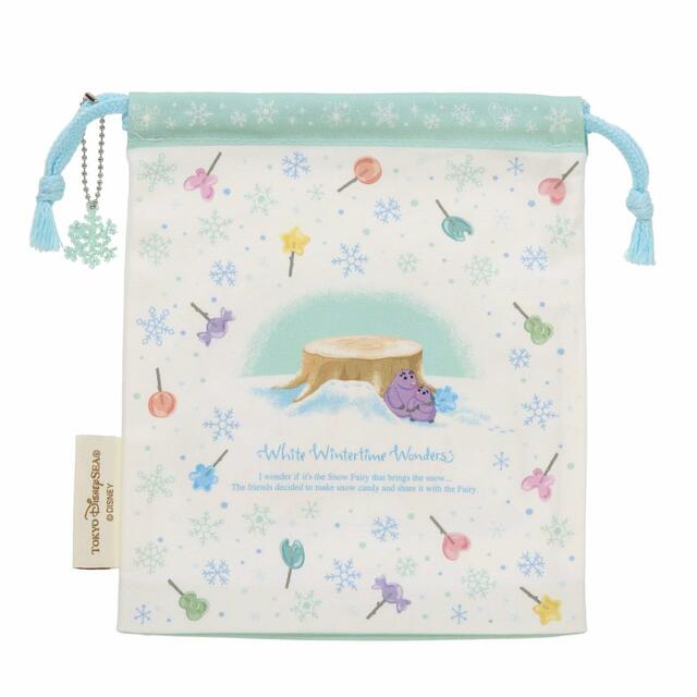 きんちゃくセット 2,300円｜東京ディズニーリゾート「ダッフィー＆フレンズのホワイト・ウィンタータイム・ワンダーズ」スペシャルグッズ｜販売店舗：東京ディズニーシー「マクダックス・デパートメントストア」｜発売日：2023年11月1日（水）