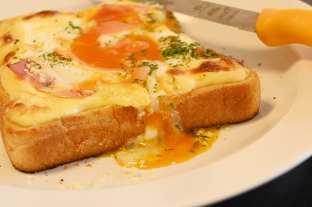 【卵とベーコンのマヨトースト】じゅわっと卵があふれ出したところ