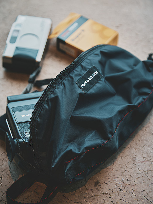 【DEAN ＆ DELUCA×BRIEFING／トラベルポーチ】抗ウイルス・抗菌加工が施されたリサイクルナイロンが使用されているのも嬉しいポイント！