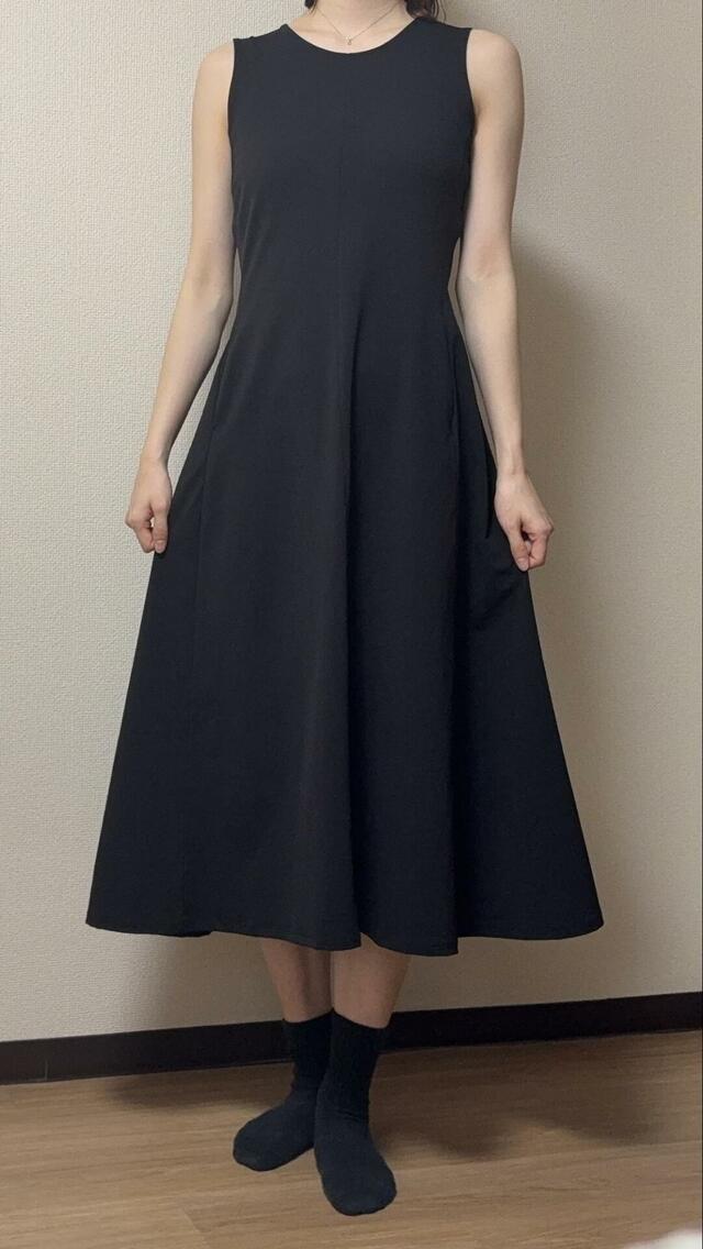 【UNIQLO ウルトラストレッチワンピース】身長170cm、Lサイズ（丈長め）着用。裾はすねの真ん中くらいの位置になります