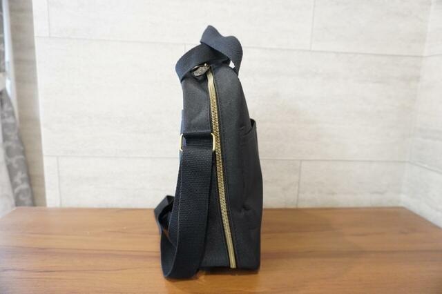 横から見たところ【星野リゾート ガバッと開く超優秀ショルダーバッグ】