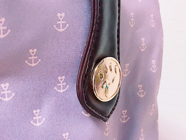 足型の金具がポイント