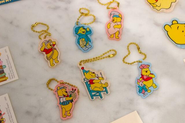 アクリルキーホルダー（ランダム6種）748円｜「くまのプーさん」FUNNY & HUNNY OH MY CAFE