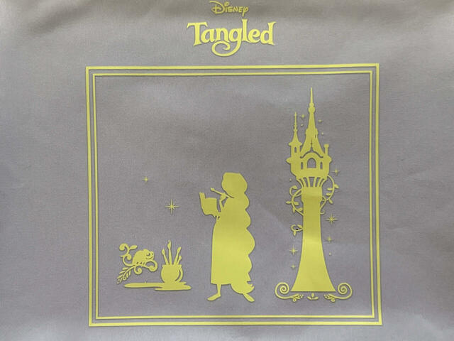 絵を描くラプンツェルを見守るパスカルがかわいい！ランタンをイメージしたイエローカラーのプリントもGood！