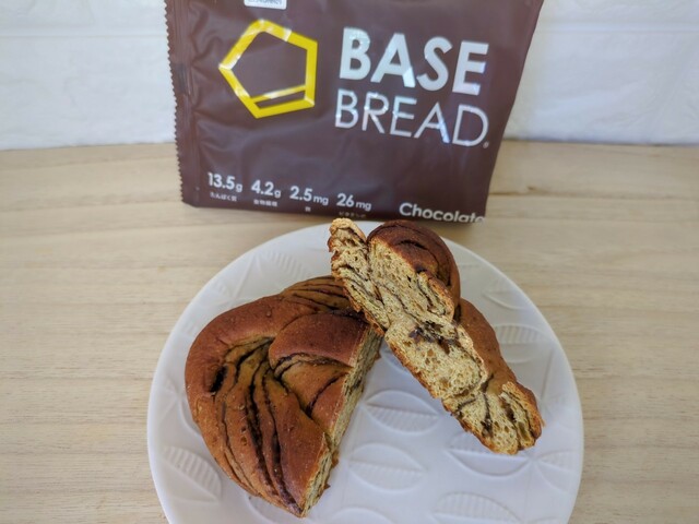 【BASE BREAD チョコレート】チョコペーストがしっかり層になって折り込まれているので食べやすい