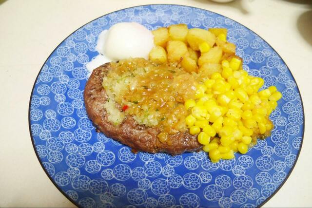 【サイゼリヤ ディアボラ風ハンバーグ】サイドにはポテトとコーン