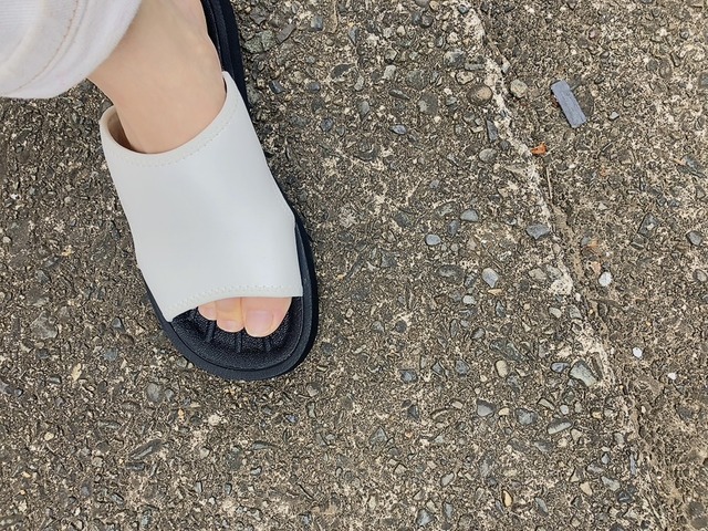 【UNIQLO:C スライドサンダル】底に厚みと適度なクッション性があるので、アスファルトの上も疲れることなく歩けました！