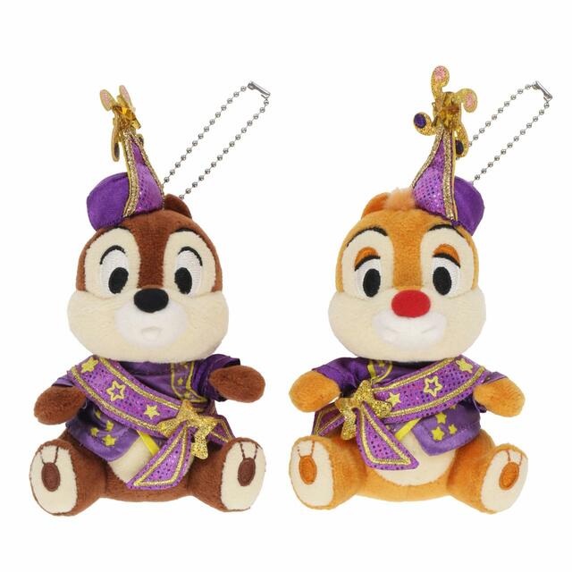 ぬいぐるみバッジセット 3,600円｜サイズ：（1体当たり）高さ約12cm、2体セット｜東京ディズニーリゾート40周年“ドリームゴーラウンド”スペシャルグッズ｜発売日：2023年4月10日（月）｜販売店舗：東京ディズニーランド「グランドエンポーリアム」、東京ディズニーシー「エンポーリオ」