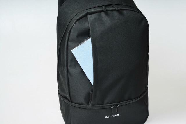 【BAYFLOWバックパック】荷物が取り出しやすい、タテ型フロントポケット