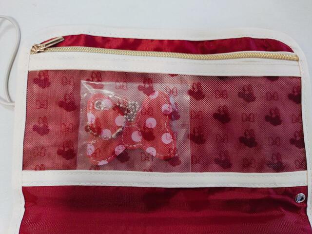 リボンのチャームが入っているので、取り出しましょう