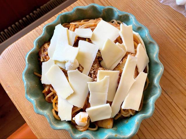 【洋麺屋五右衛門 モッツァレラチーズときのこのミートソース】グラタンにアレンジ。チーズをたっぷりのせましょう