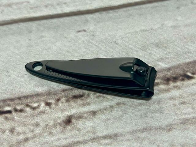 定番の湾曲の爪切りもついています♪