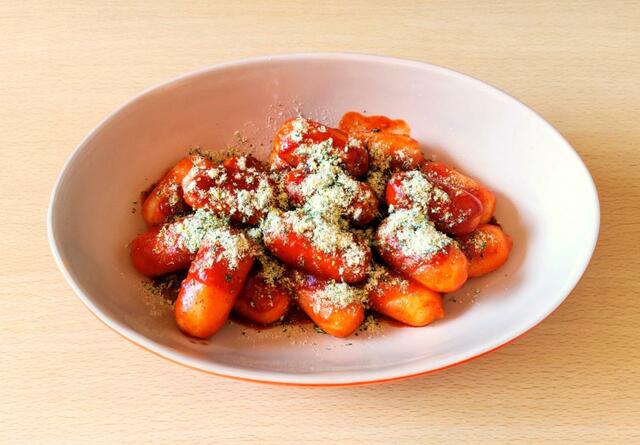 【アイ・ジー・エム　チーズトッポギ　796g（2人前×2袋）　1248円】ソースの辛さとチーズの香りがやみつきに